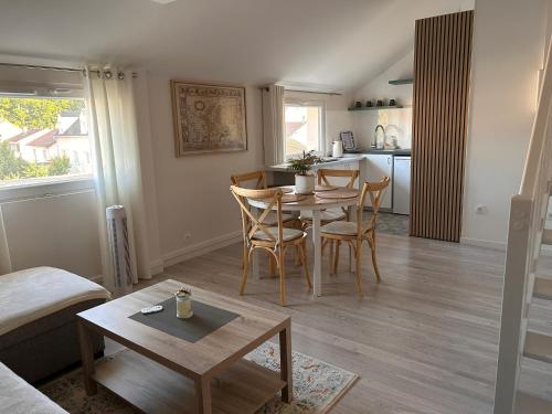 un salon avec une table et des chaises et une cuisine dans l'établissement La Mezza9, à Saint-Denis