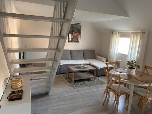 un salon avec un canapé et une table dans l'établissement La Mezza9, à Saint-Denis