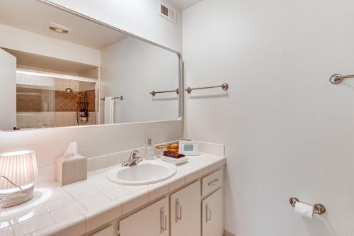 Ένα μπάνιο στο 2 Mi to Downtown Gated Condo in Palm Springs