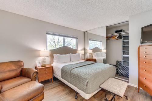 Ένα ή περισσότερα κρεβάτια σε δωμάτιο στο 2 Mi to Downtown Gated Condo in Palm Springs