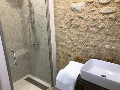 Ένα μπάνιο στο Charming farmhouse with views and fireplace-1 hr40 min from Paris
