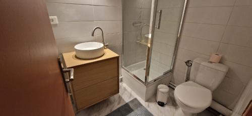 une salle de bain avec une douche, des toilettes et un lavabo dans l'établissement Marseille Frioul, à Marseille