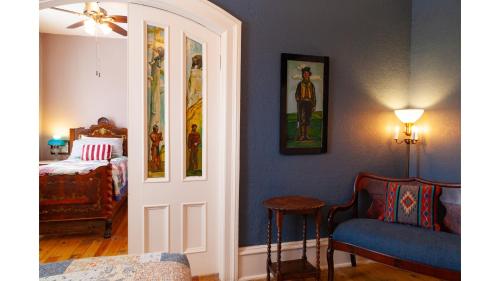 una camera con una parete blu di Wyatt Earp - Historic Hotel a Cimarron