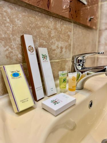 een gootsteen met daarop twee dozen bij نورة ريزيدينس in Taif