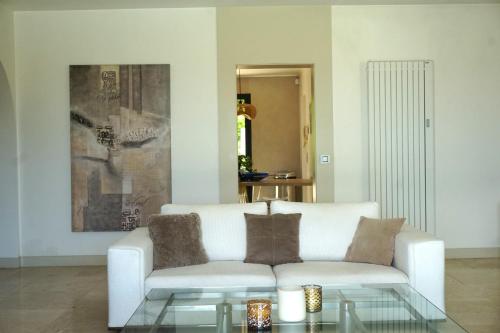 un salon avec un canapé blanc et une table en verre dans l'établissement Modern villa 8p pool & mountain view, à Montauroux