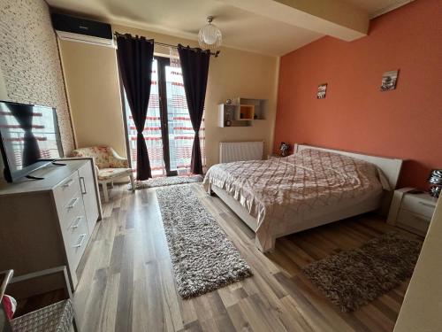 En eller flere senge i et værelse på PartyVibe Mamaia