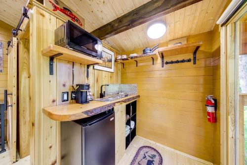 Kuchyň nebo kuchyňský kout v ubytování On Hobby Farm Whidbey Island Tiny Home