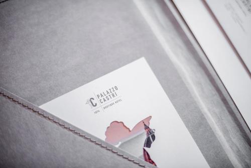 Et logo, certifikat, skilt eller en pris der bliver vist frem på Palazzo Castri 1874 Spa & Garden