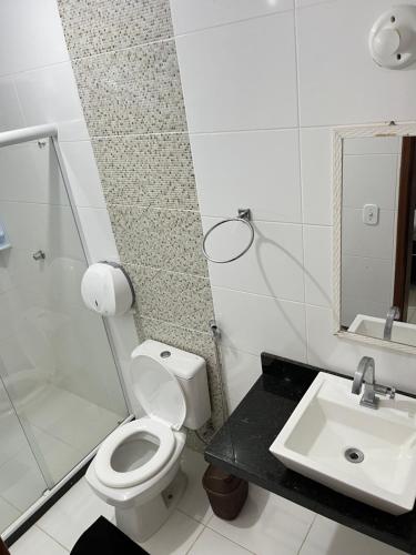 Ένα μπάνιο στο Suíte 31 Privativa com ar condicionado, Frigobar, Vista lateral para o mar, 5 mts da praia