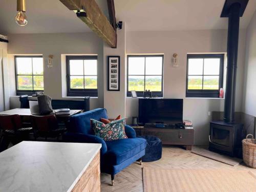 Posezení v ubytování The Old Tractor Shed Luxury Private Hot Tub & View