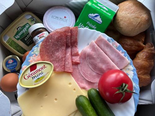 a plate of food with meat and cheese and vegetables at Gemütliche Ferienwohnung mit Sonnenterrasse in Schlitz