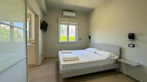 Postel nebo postele na pokoji v ubytování VentunoDodici Oliveri Apartments