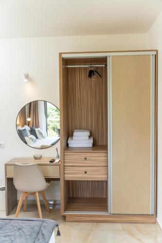 a room with a desk and a mirror at Maera Apartments in Sami