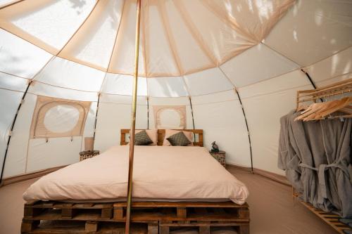 Letto o letti in una camera di Glamping Riverside Skadar lake