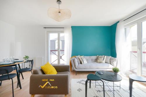 un salon avec un canapé et une table dans l'établissement Amiral, Cocooning et Familial, à Rouen