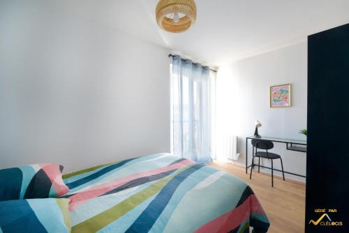 une chambre avec un lit, un bureau et une chaise dans l'établissement Amiral, Cocooning et Familial, à Rouen