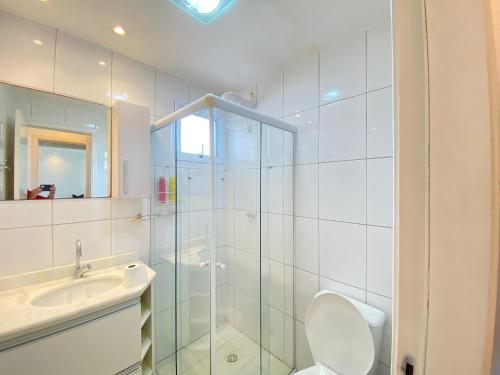a bathroom with a shower and a toilet and a sink at Apto Alto Padrão Frente Mar no melhor condomínio in Samaritá