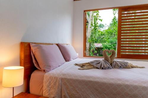 a bedroom with a bed with a stuffed animal on it at Apartamento 400m de Playa Chiquita, ideal para tele trabajo in Talamanca