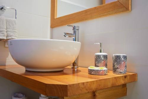 a sink on a wooden counter in a bathroom at Apartamento 400m de Playa Chiquita, ideal para tele trabajo in Talamanca