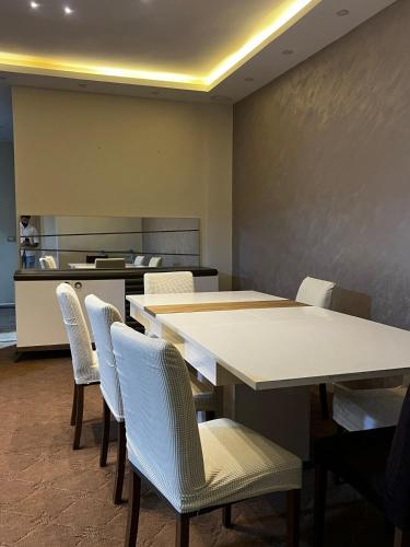 Ruang duduk di Luxurious fully equipped independent apartment