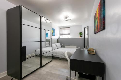 a bedroom with a bed and a desk in a room at Luxury Retreat in the Heart of Leicester City Centre! in Leicester