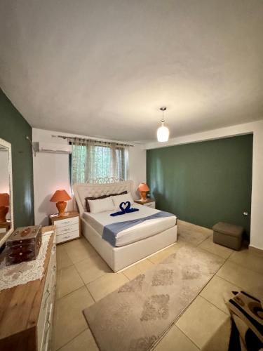 En eller flere senge i et værelse på Luxe Home