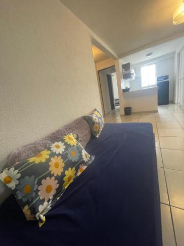a bedroom with a couch with a pillow on it at Depa a pasos del Autódromo in Mexico City