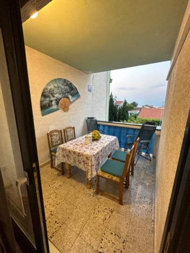 a balcony with a table and chairs on a balcony at Apartmani Borić in Vantačići