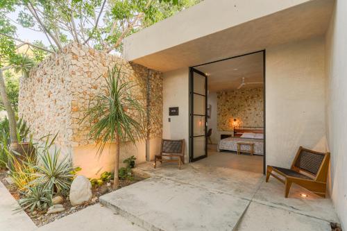 a house with a glass door leading to a bedroom at Exclusivo Oasis con Alberca en el Centro Histórico in Mérida