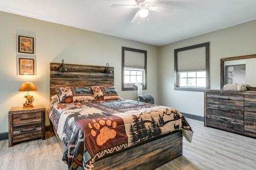 Postel nebo postele na pokoji v ubytování 5-Acre Kingston Getaway Pond, Peacocks and Fire Pit