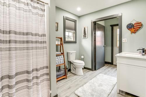 Koupelna v ubytování 5-Acre Kingston Getaway Pond, Peacocks and Fire Pit