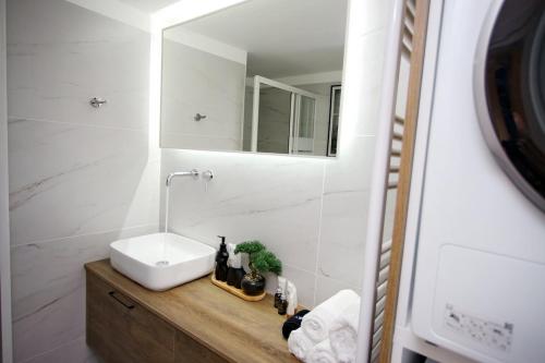 Two Bedroom Flat In Athens