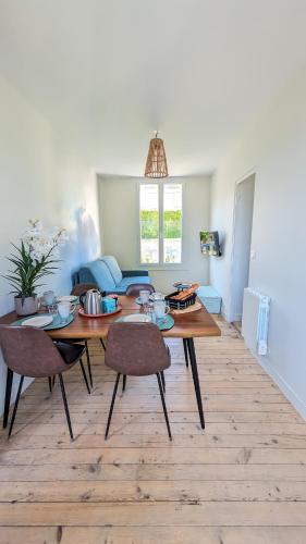 un salon avec une table et un canapé dans l'établissement Il Nido 2, F2 hyper centre, parking et wifi, à Villers-sur-Mer