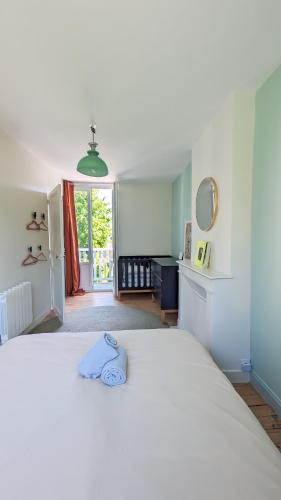 une chambre avec un grand lit blanc et une fenêtre dans l'établissement Il Nido 2, F2 hyper centre, parking et wifi, à Villers-sur-Mer