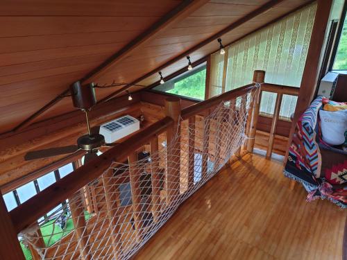 a balcony of a house with a net at 恐竜博物館まで車10分バーベキュー機材無料貸出勝山ファミリーログハウス今日のおうち in Katsuyama
