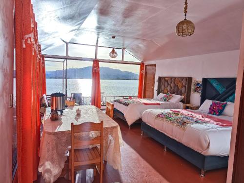 En eller flere senge i et værelse på Titicaca Kontiki Eco Lodge Peru