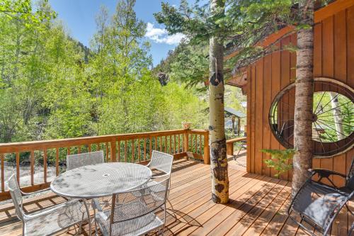 Cabin on Clear Creek A Hobbits Retreat!にあるバルコニーまたはテラス