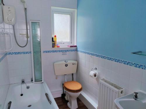 a bathroom with a toilet and a tub and a sink at Little Croft, woodland setting sleeps 2 plus 2 kids near Perranporth in Perranzabuloe