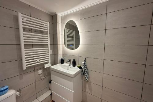Ένα μπάνιο στο Beautiful apartment in the heart of nature with garden