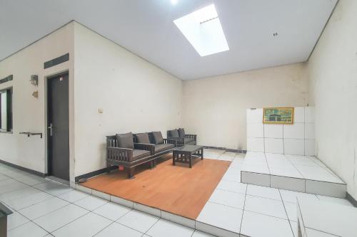 Χώρος καθιστικού στο RedDoorz Syariah near Universitas Muhammadiyah Cirebon