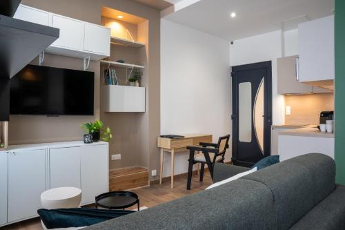 un salon avec un canapé et une table dans l'établissement Charmant studio lumineux au coeur du centre ville, à Dax