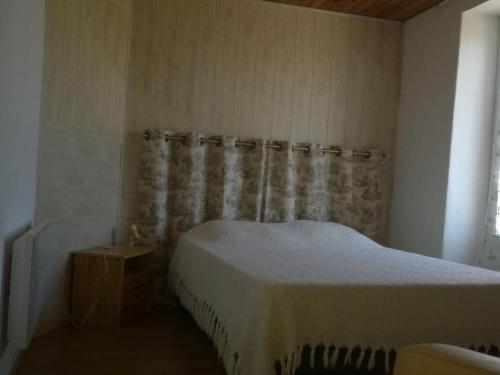 Postel nebo postele na pokoji v ubytování Maison rénovée à la ferme avec terrasse, Wifi et parc animalier - FR-1-426-288