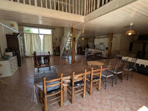 une grande salle à manger avec une table et des chaises dans l'établissement Grande maison près de Paris, jardin, pour 12 pers. - FR-1-590-441, à Yèvre-la-Ville