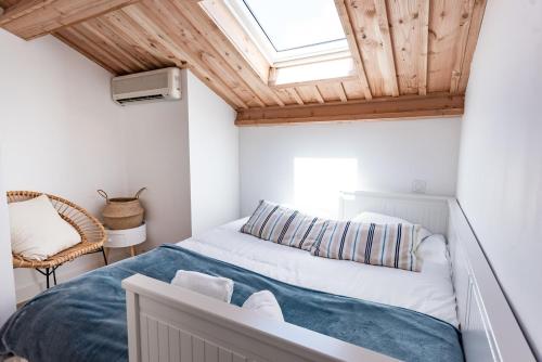 une chambre avec un lit et une lucarne dans l'établissement T3 bien situe a La Teste proche d Arcachon, à La Teste-de-Buch