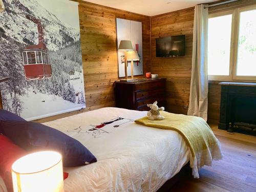 une chambre avec un lit et une télévision dans l'établissement B2 Superbe apart Ski au pied Vue magnifique, à Huez