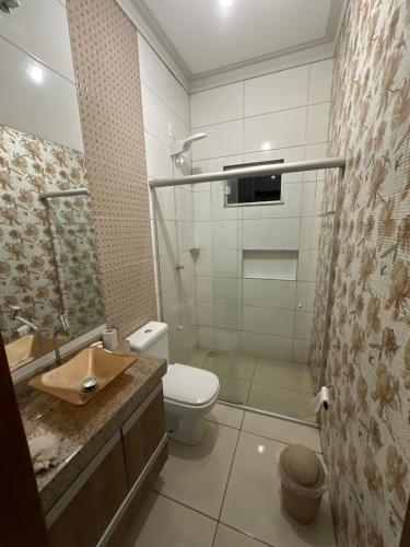 a bathroom with a toilet and a sink and a shower at Casa 3Q accesso ao Daia, Havan, Unievangelica in Anápolis