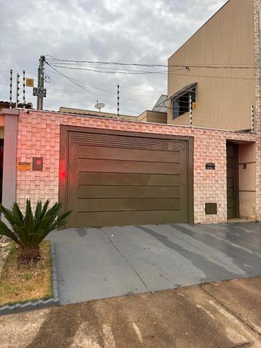 a garage door on a brick building with at Casa 3Q accesso ao Daia, Havan, Unievangelica in Anápolis