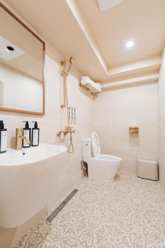 a bathroom with a tub and a toilet and a sink at MONTHLIV Euljiro Hotel Stay in Seoul