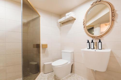 a bathroom with a toilet and a mirror at MONTHLIV Euljiro Hotel Stay in Seoul