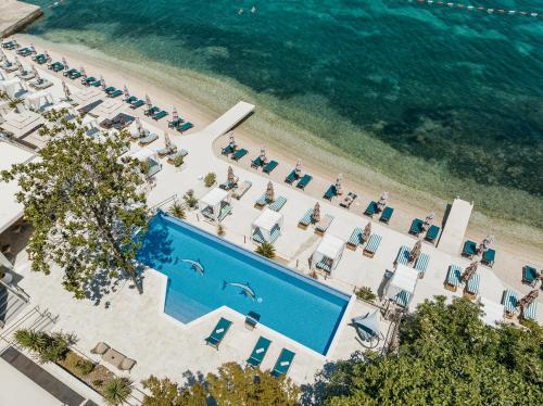 an overhead view of a beach with a pool and chairs at All'oro in Njivice